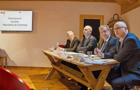 Sous l’égide du préfet Patrice Borcard (3e depuis la droite), plusieurs mesures pour sauver les remontées de Charmey ont été rendues publiques hier: à commencer par un soutien de 250 000 francs demandé à l’assemblée communale du 14 janvier et l’arrivée d’Antoine Micheloud (Gruyères-Moléson-Vudalla) à la direction de la société dès le 1er avril. JESSICA GENOUD