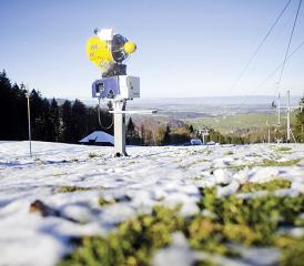 Les canons à neige flingués par le réchauffement climatique?
