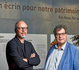Le conservateur Christophe Mauron (à gauche) et le directeur du Musée gruérien Serge Rossier sur le stand 55 du Comptoir. JEAN-BAPTISTE MOREL