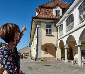 «Je vivais au-dessus de l’ancienne BCF» «Après Lausanne, où mon père travaillait pour La Poste, nous nous sommes installés en Glâne quand la place d’armes de Drognens a ouvert. J’avais 4 ans. D’abord au pied de la colline à Arruffens, rue Pierre-de-Savoie 24, puis dans l’intra-muros, un appartement au-dessus de l’ancienne BCF (photo). On jouait tout le temps dehors avec mes deux frères et des copains. Sur la terrasse de la boulangerie Ecoffey, à côté, on mangeait des sandwiches glacés. J’en ai toujours dans le congélateur au bureau, c’est ma madeleine de Proust.»