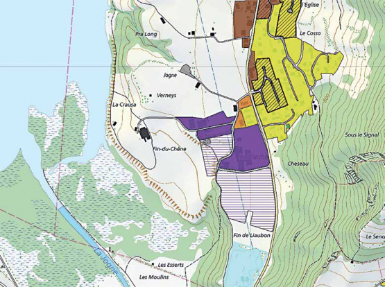 Le périmètre principal de la gravière de Champ-Vuarin (en hachuré violet) se situe au sud de la zone d’activité. Enserré par celle-ci sur son flanc ouest, un second périmètre, plus petit, domine l’ancienne gravière de la Fin-du-Chêne, comblée durant les années 1980. INFOGRAPHIE ADMIN.CH / LA GRUYÈRE - PHOTO ANTOINE VULLIOUD